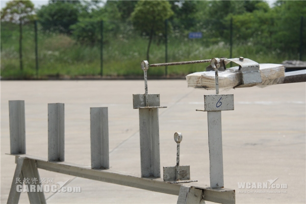 圖：叉車(chē)穿針考驗(yàn)特車(chē)司機(jī)真功夫 攝影：李蘇南