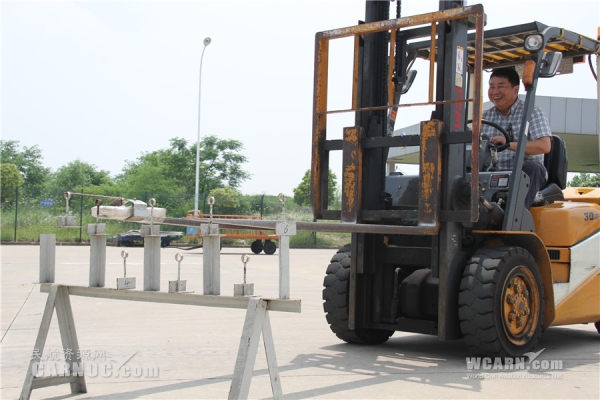 圖：叉車(chē)穿針考驗(yàn)特車(chē)司機(jī)真功夫 攝影：李蘇南